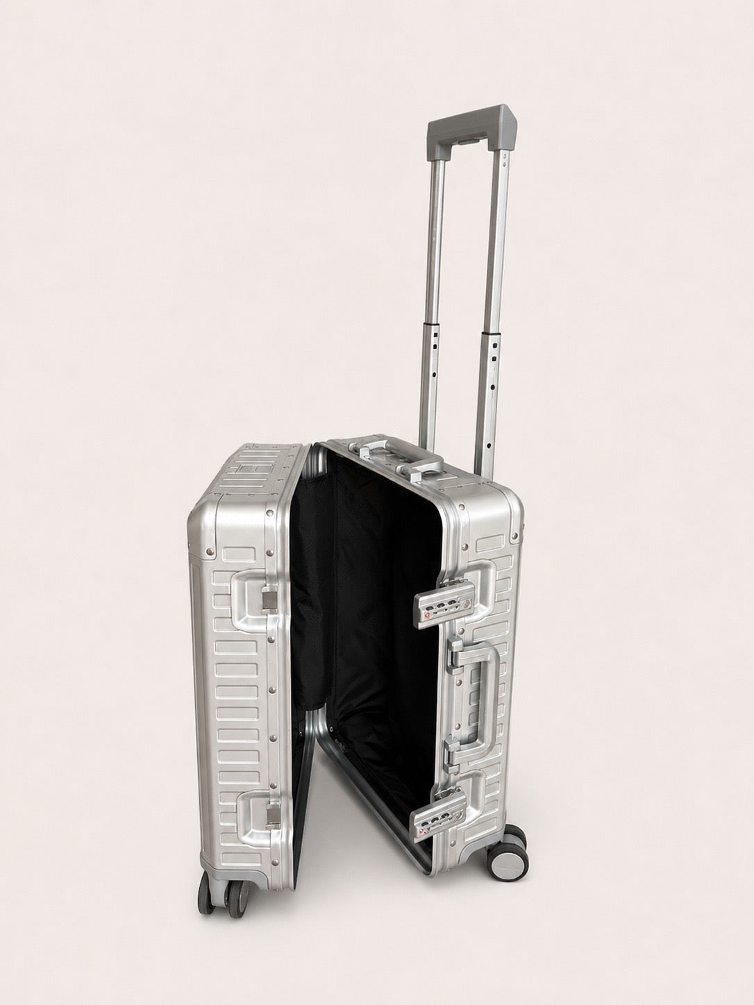 CARRÉ Signature Carry-On: The Classic Edition